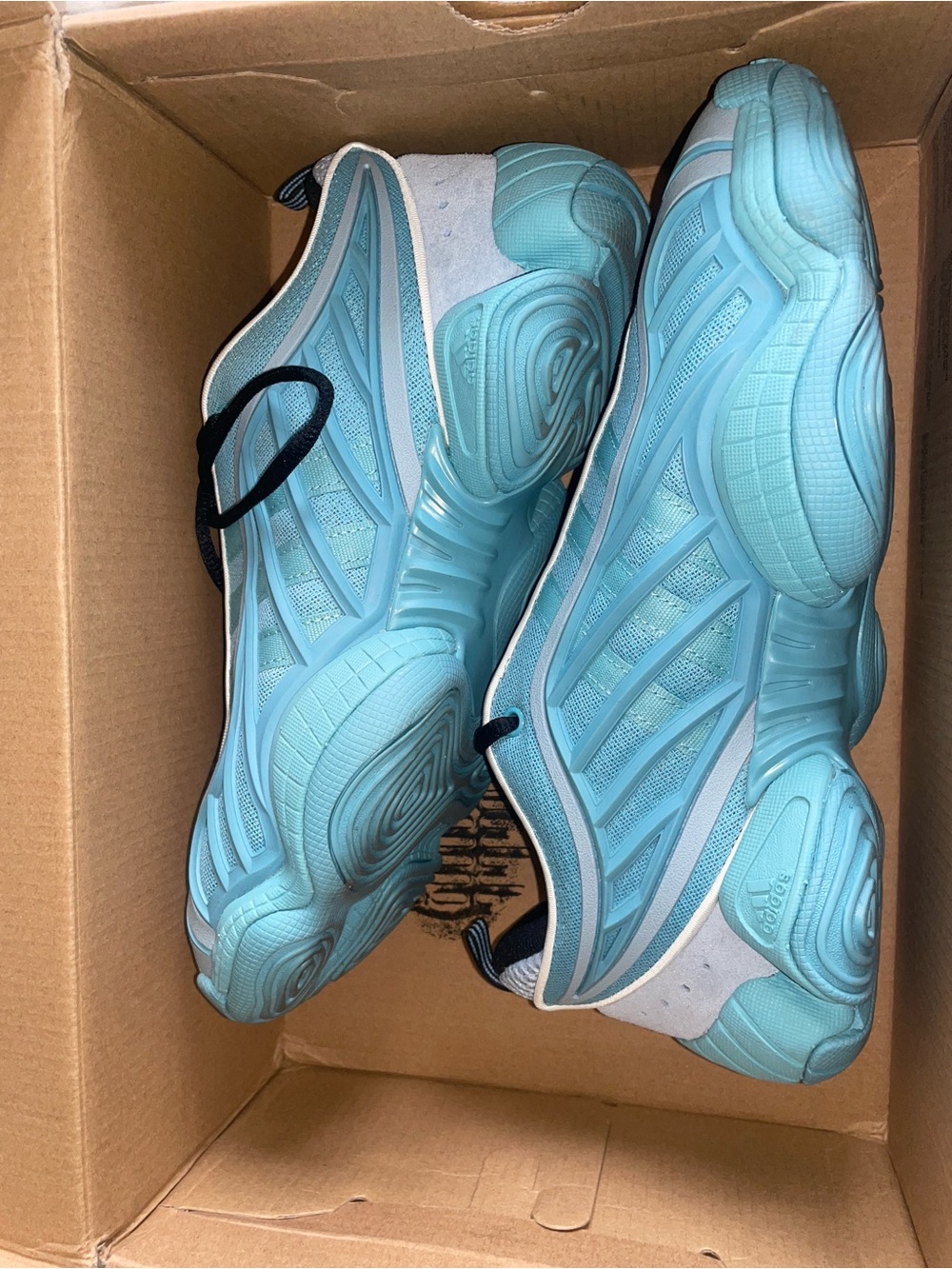 Adidas unisex basketball shoe. Mens size 7.5 - Womens size 8.5